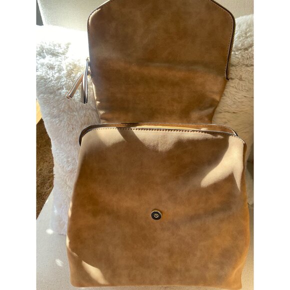 NWT VR NYC Tan Faux Leather Convertible Backpack/Shoulder Bag With Gold Accents - Picture 5 of 13